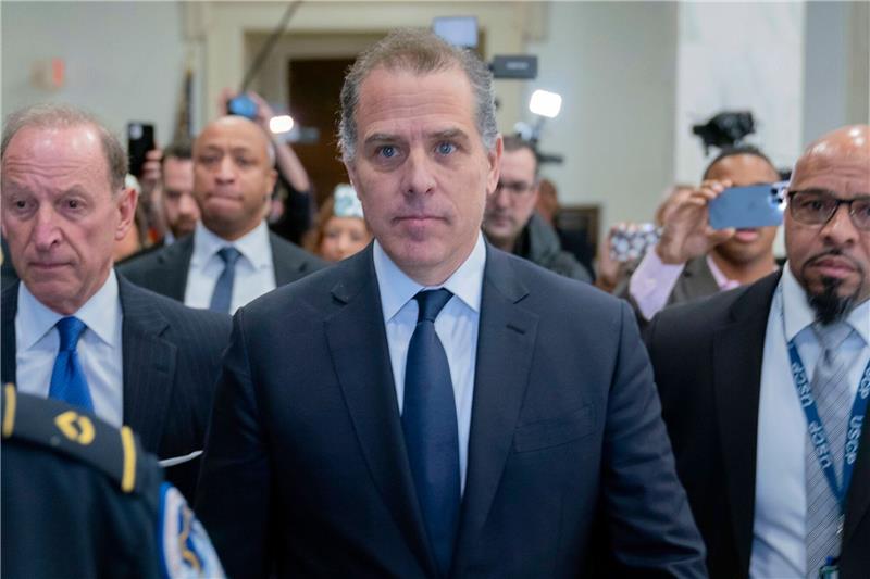 Hunter Biden plädiert auf nicht schuldig Gegen Hunter Biden (M) wurde im Dezember wegen mehrerer Steuerdelikte Anklage erhoben.