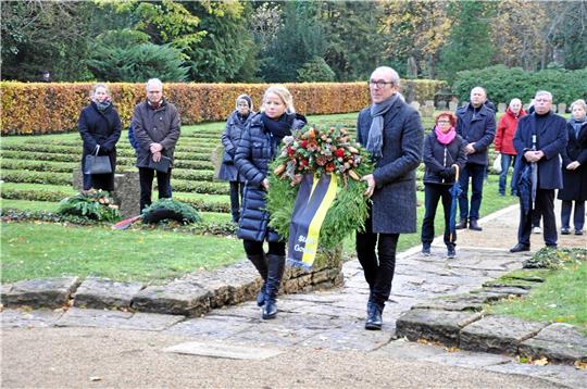 Gegen Krieg, Gewalt und Morden auf der Welt: Für die Stadt Goslar legen Oberbürgermeisterin Urte Schwerdtner und Erster Stadtrat Dirk Becker einen Kranz am Ehrendenkmal auf dem Friedhof an der Hildesheimer Straße ab. Foto: Heine