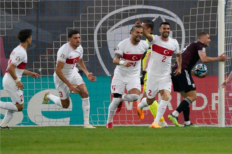 Frankreich, England und Schweiz bleiben ungeschlagen Gegen Lettland gewann die Türkei in Riga in letzter Minute mit 3:2 (1:0).