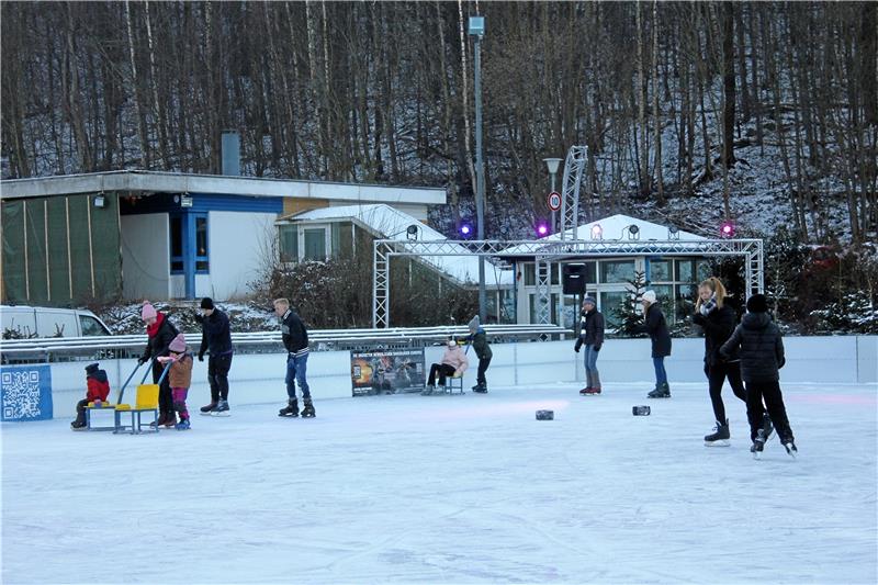Gegen Nachmittag finden sich die erste Gästen auf der Eisbahn ein und drehen ihre Runden. Foto: Jenzora