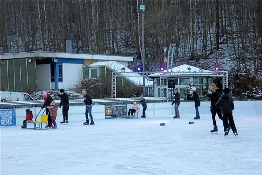 Gegen Nachmittag finden sich die erste Gästen auf der Eisbahn ein und drehen ihre Runden. Foto: Jenzora