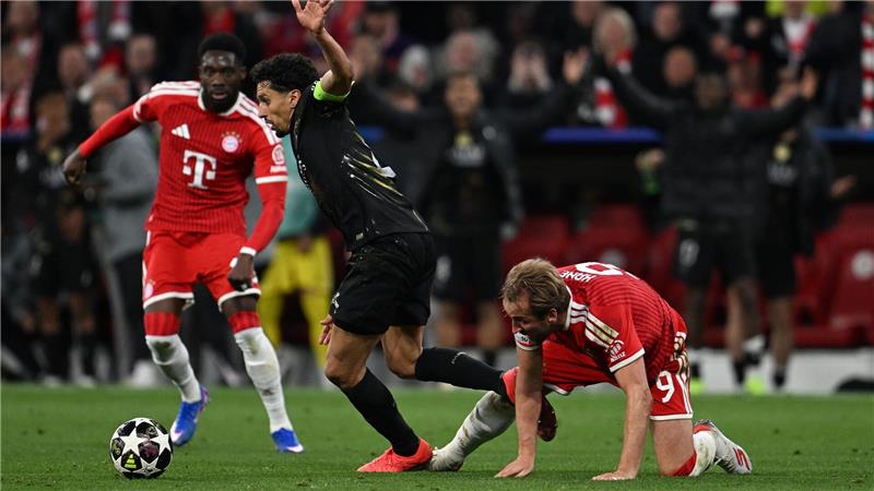 Kompanys „klare“ Analyse und Aufmunterung beim Frühstück Gegen Paris noch in Aktion, nun wieder verletzt: Alphonso Davies (l).