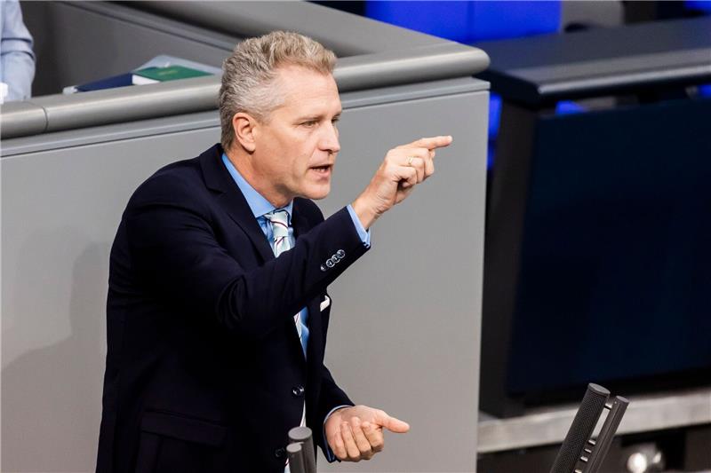 Gegen Petr Bystron (AfD) wird wegen Bestechlichkeit und Geldwäsche ermittelt, nun hat man bei ihm zu Hause Unterlagen für Goldbarren gefunden.