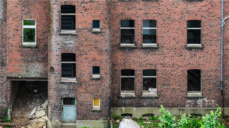 Gegen Schrottimmobilien sollen die Kommunen ein „scharfes Schwert“ in die Hand bekommen. (Symbolbild)