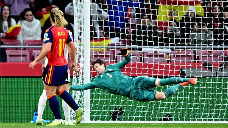 „Tut extrem weh“: Titeltraum der DFB-Frauen platzt Gegen Spanien gefordert: Nationaltorhüterin Ann-Katrin Berger.