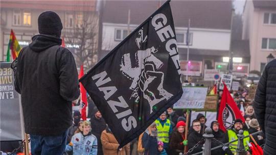 Gegen das AfD-Treffen mit Maximilian Krah demonstrieren am Samstagabend rund 500 Menschen.