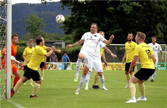 Gegen den SV Rammelsberg erzielt Mittelstürmer Marcel Schaare (re.) seinen bislang letzten Treffer. Die folgenden beiden Spiele hat er wegen Urlaubs verpasst. Am Sonntag steht der Torjäger wieder im Kader. Foto: Epping