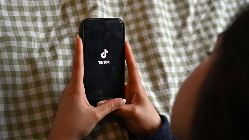 Gegen die Online-Plattform TikTok des chinesischen Anbieters ByteDance laufen mehrere EU-Verfahren. (Symbolbild) 