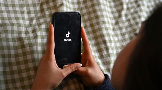Gegen die Online-Plattform TikTok des chinesischen Anbieters ByteDance laufen mehrere EU-Verfahren. (Symbolbild) 