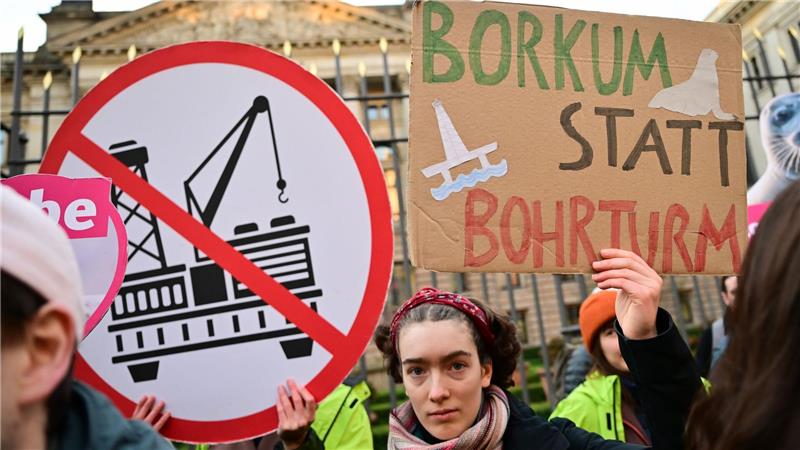 Gegen die geplante Gasförderung vor Borkum gibt es immer wieder Proteste, wie hier vor dem Bundesrat. (Archivbild)