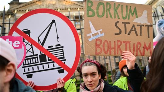 Gegen die geplante Gasförderung vor Borkum gibt es immer wieder Proteste, wie hier vor dem Bundesrat. (Archivbild)