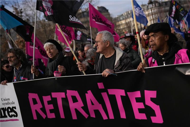 Neue Streiks und Proteste gegen Rentenreform in Frankreich Gegen die geplante Rentenreform von Präsident Macron regt sich weiter erbitterter Widerstand. Abermals gingen Zehntausende Menschen auf die Straße.