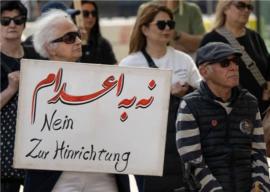 Gegen die jüngsten Hinrichtungen im Iran protestieren Exil-Iraner in Frankfurt. (Archivbild)