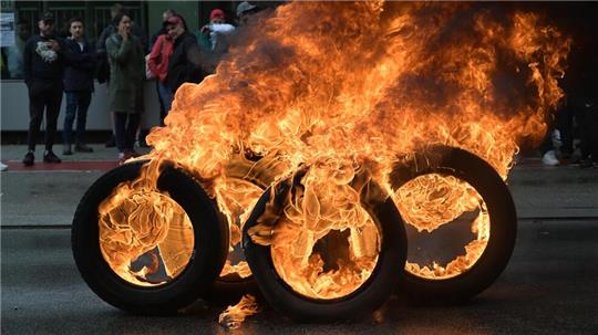 Gegen die mögliche Schließung des Werks protestierten Audi-Mitarbeiter Anfang September mit brennenden Reifen.