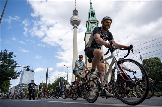 Gegen die politische Überprüfung der seit Jahren geplanten Radwege protestieren Fahrradfahrer in Berlin.