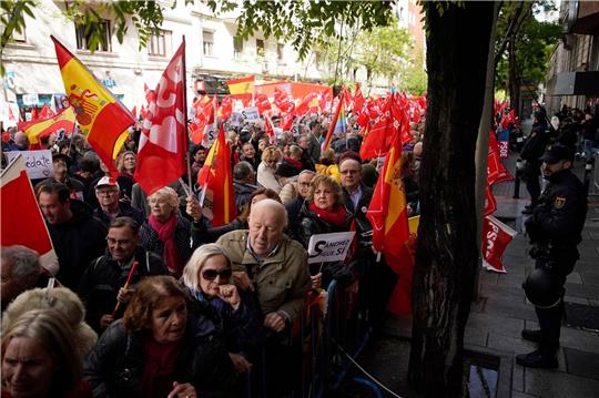 Gegen einen möglichen Rücktritt: Anhänger des spanischen Ministerpräsidenten Pedro Sánchez versammeln sich während einer Demonstration vor der Parteizentrale der PSOE.