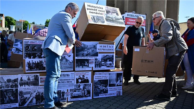 Gegendemonstranten bauen am Messegelände in Brünn (Brno) eine symbolische Barrikade.
