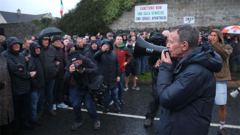 Gegner blockieren umstrittene Oranier-Parade in Nordirland Gegendemonstranten blockieren die Garvaghy Road - die Parade konnte deshalb zunächst nicht starten.