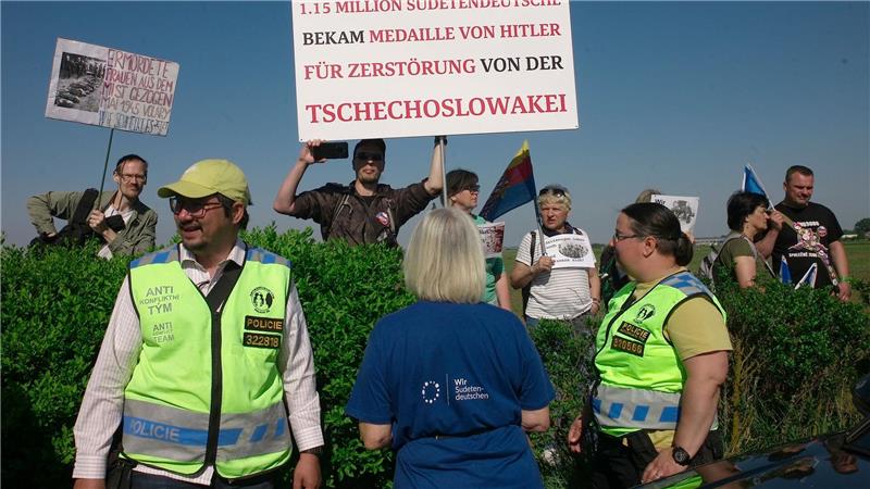 Gegendemonstranten protestieren gegen den Versöhnungsmarsch. Die Polizei war mit einem Anti-Konflikt-Team im Einsatz.