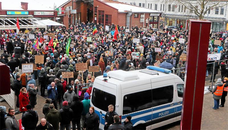 Seesen im Zeichen von AfD-Wahlkampf und Gegenprotest Gegendemonstration auf dem Jacobsonplatz zum AfD-Wahlkampf im Jacobson-Haus: Die Polizei spricht von rund 550 Teilnehmern, die Organisatoren von 700 Demonstranten.