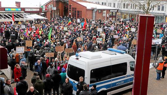 Gegendemonstration auf dem Jacobsonplatz zum AfD-Wahlkampf im Jacobson-Haus: Die Polizei spricht von rund 550 Teilnehmern, die Organisatoren von 700 Demonstranten.