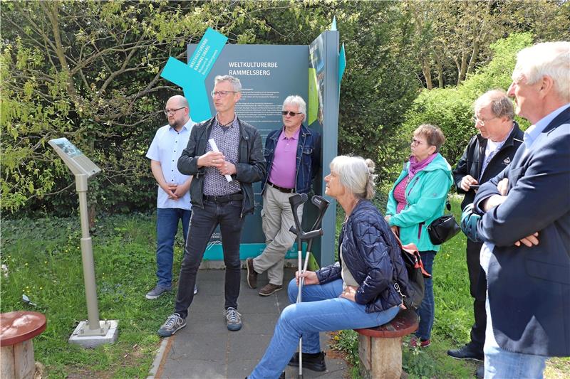 Gedenken: Info-Stelen enthüllen dunkles Kapitel von Goslar Gegenüber dem Werktor und im Beisein des Spurensuche-Vorsitzenden Oliver Turk erläutert Rammelsberg-Chef Dr. Johannes Gro-ßewinkelmann (v.l.) eine von sieben Stelen im Stadtgebiet. Foto: Kaspert