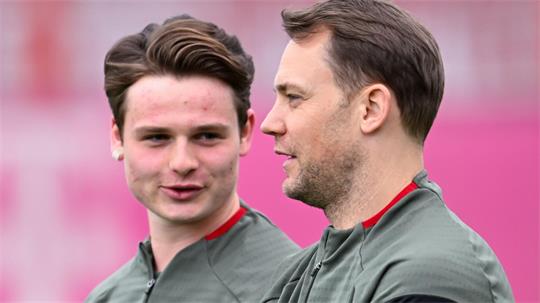 Gegenwart und Zukunft im Tor: Der 40-jährige Manuel Neuer (r) und sein Kronprinz Jonas Urbig. (Archivbild) 