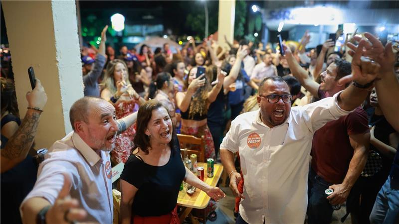 Brasilien: Bolsonaro zu mehr als 27 Jahren Haft verurteilt Gegner Bolsonaros feiern das Urteil.