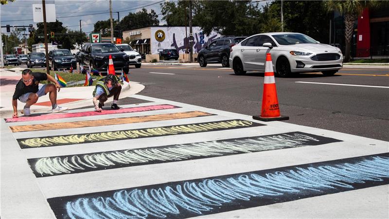 Florida übermalt Gedenk-Zebrastreifen für Anschlagsopfer Gegner der Maßnahme griffen direkt zur Kreide.