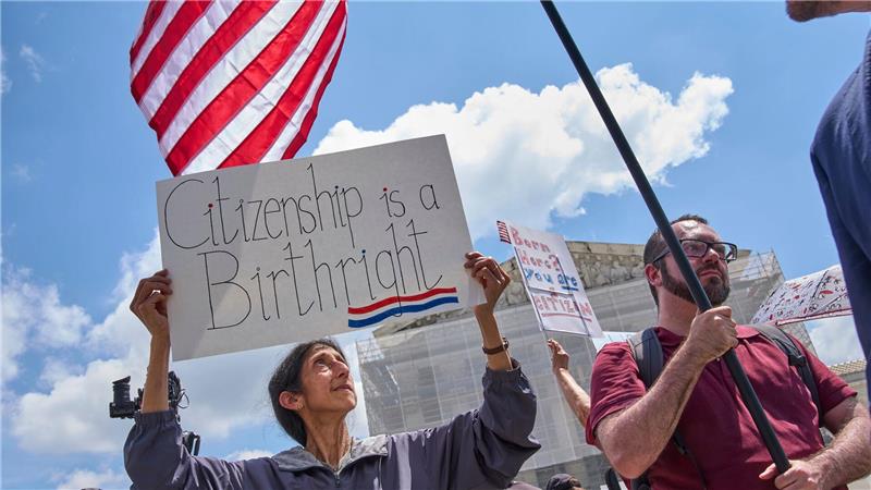 Gegner einer Änderung des US-Geburtsrechts demonstrieren. (Archivbild)