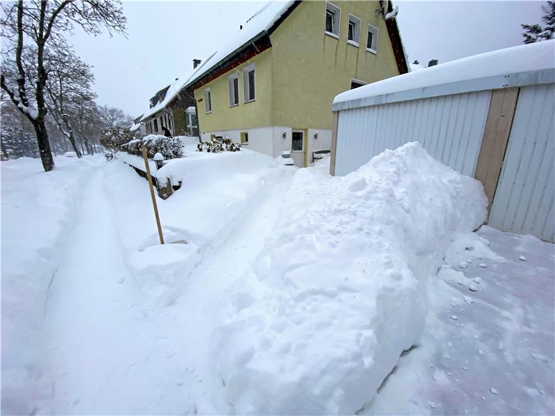 Geh- oder kombinierte Geh- und Radwege sollen künftig bis 7 Uhr und auf einer Breite von 1,50 Metern von Schnee befreit werden. Das schlägt jetzt die Stadtverwaltung vor.  Archivfoto: Schlegel