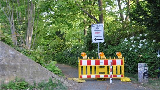 Geh- und Radweg schon seit Wochen gesperrt: Die Deutsche Bahn hat gerade zwei Baustellen nebeneinander in der Nähe zur Riechenberger Spange.