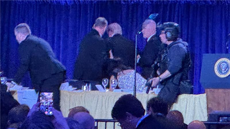Geheimdienstmitarbeiter bringen US-Präsident Trump nach den Geräuschen von Schüssen während des White House Correspondents Dinner von der Bühne.