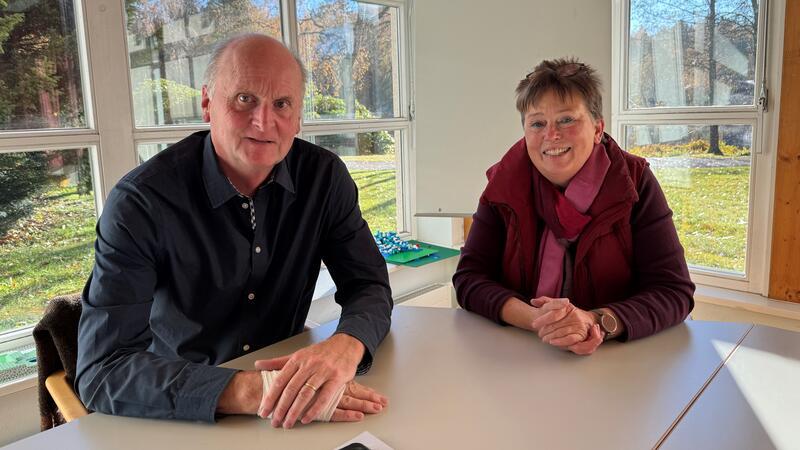 Zu sehen sind links Dr. Joachim Cordes und rechts Inge Jupke, wie sie nebeneinander an einem Tisch sitzen.