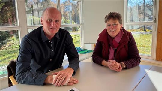 Zu sehen sind links Dr. Joachim Cordes und rechts Inge Jupke, wie sie nebeneinander an einem Tisch sitzen.