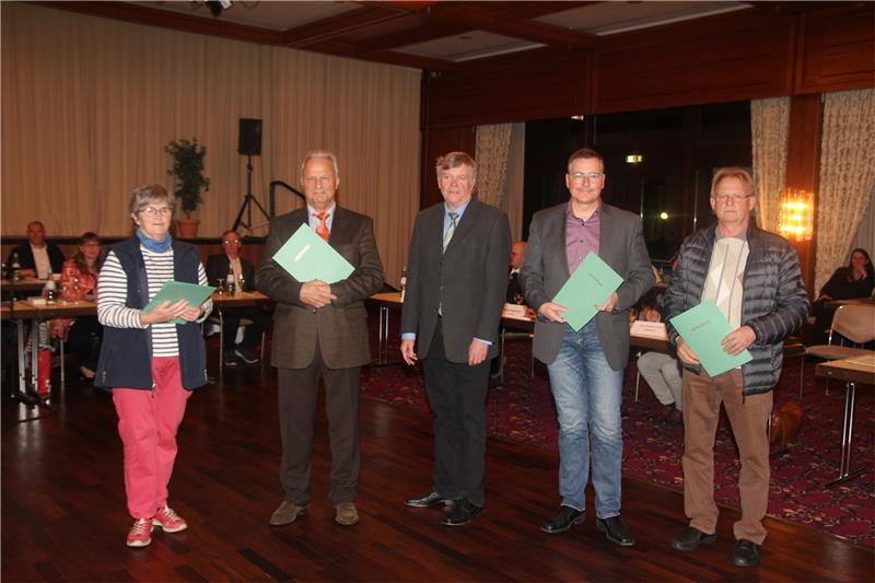 Stadt Braunlage verabschiedet ausscheidende Ratsmitglieder Gehören dem Rat nicht mehr an (von links): Ulrike Kleemann, Boris Dittrich und Hans Metje (alle SPD) sowie Stephen Buchholz (Bürgerliste) und Willi Beyer (CDU). Foto: Eggers
