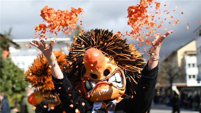 Gehören die bunten Schnipsel zum Brauchtum dazu? (Symbolbild)