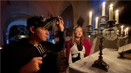 Gehören zum Team des Hornburger Halloween-Gottesdienstes: Lasse Peters und Charlotte Brennecke.
