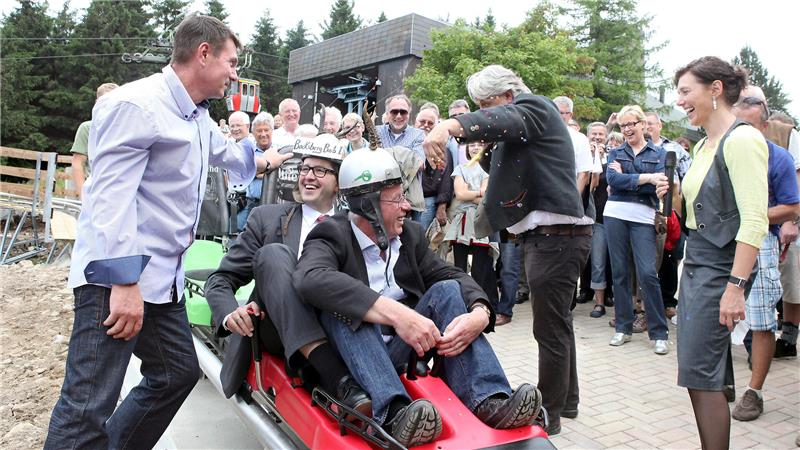 Gehörnte Helme, eine Handvoll Konfetti und ab geht’s zur Premierenfahrt im Juli 2012: Hahnenklees Ortsbürgermeister Heinrich Wilgenbus sitzt als Ortskundiger im Bocksbergbob vorn, Goslars Oberbürgermeister Dr. Oliver Junk ist der große Bremser hinten. Die beiden Investoren Pamela Groll und Heiko Rataj (v. r.) geben gleich das Startzeichen.
