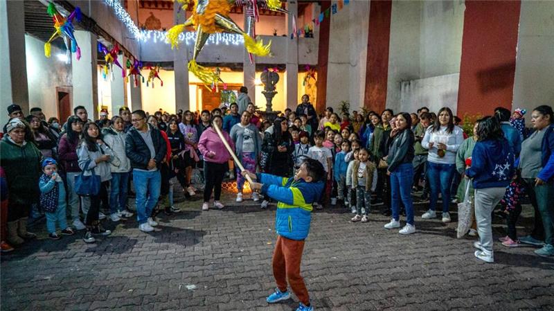 Geht die Piñata kaputt, regnet es Süßes.