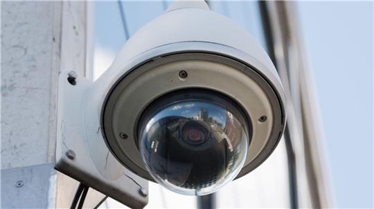Geht es nach dem niedersächsischen Innenministerium, soll die Polizei bei der Videoüberwachung künftig Künstliche Intelligenz einsetzen dürfen. (Symbolbild)
