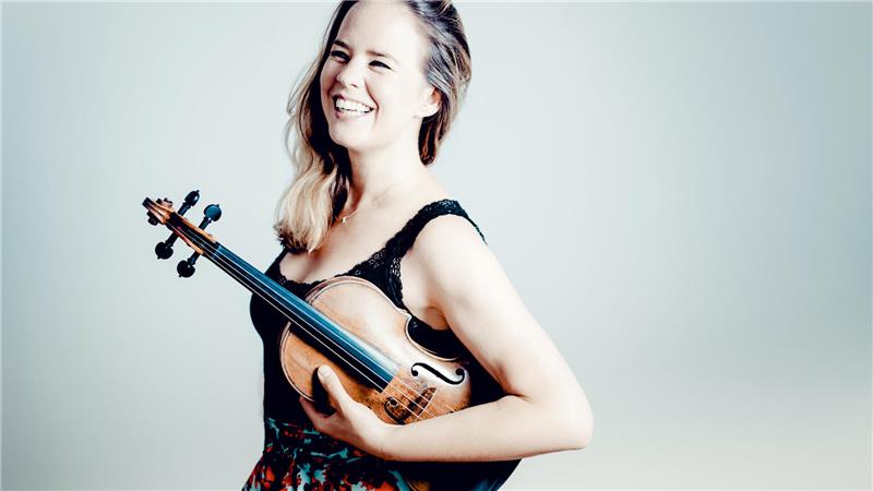 Geigerin Lisa Jacobs spielt beim Internationalen Musikfest.