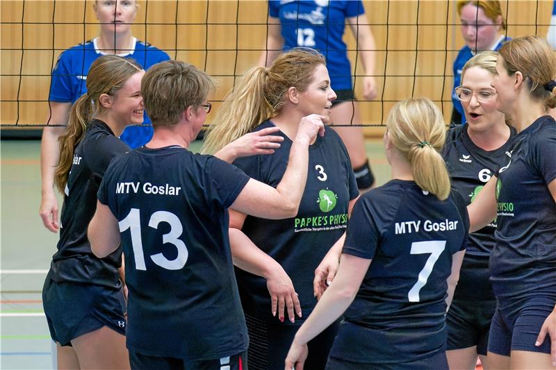 Thema Bezirksliga hat sich für den MTV Goslar erledigt Gejubelt wird jetzt eine Klasse tiefer. Die Volleyballerinnen des MTV Goslar ziehen sich aus mehreren Gründen in die Bezirksklasse zurück, in der sie auf den MTV Astfeld treffen. Foto: Drechsler