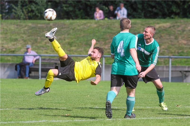 Gekonnte Flugeinlage des Rammelsbergers Leonardo Mangano, am Ende aber jubeln die Spieler der SG Altenau/Buntenbock. Foto: Gietemann