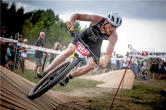 Gekonnte Kurvenlage: Cross-Triathlet Scott Anderson holt im Zittauer Gebirge die deutsche Vizemeisterschaft und sein bestes Elite-Resultat. Foto: Veranstalter