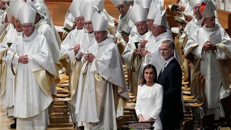 Papst ehrt Gaudí und segnet Jesus-Turm der Sagrada Família Geladen waren insgesamt rund 4.000 Teilnehmer.