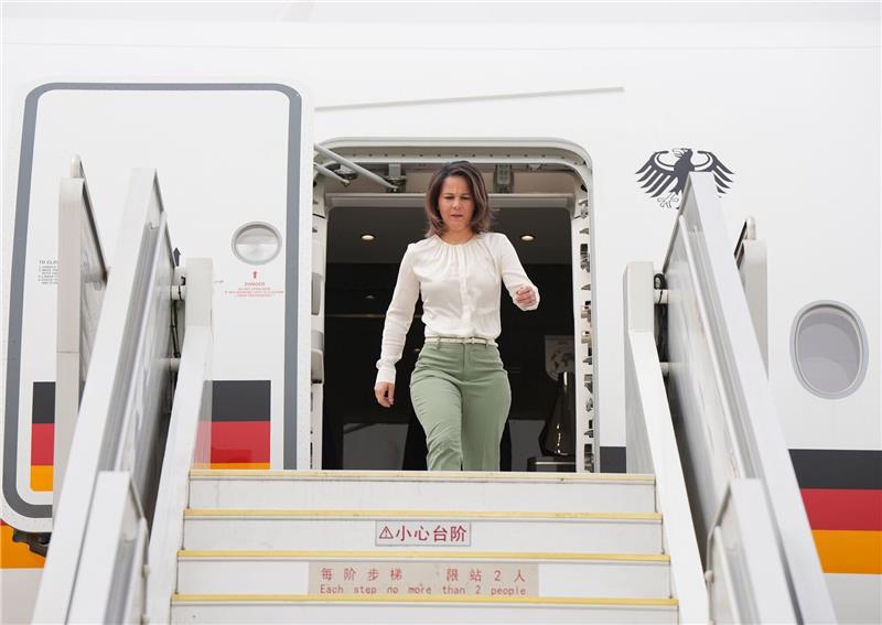 Taiwan: Baerbock betont Einigkeit der EU Gelandet in Tianjin: Außenministerin Annalena Baerbock.
