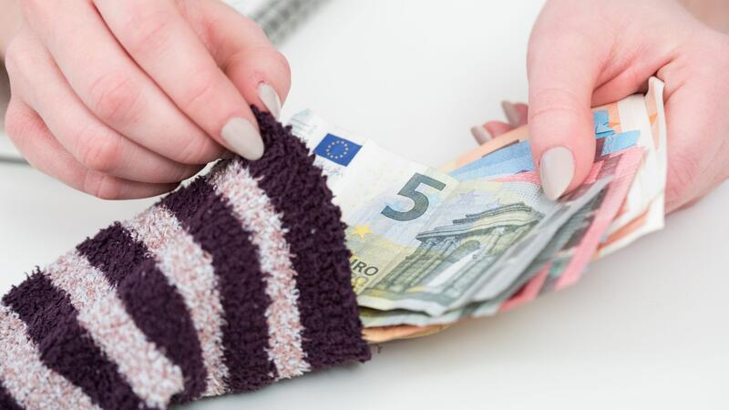 Warum Sie Ihr Geld anlegen sollten - und wie das funktioniert Geld in Socken bunkern? So wird das nichts mit dem Zinseszinseffekt.