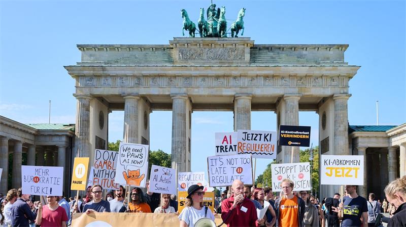 Hauptstadt Berlin bekommt mehr Geld vom Bund Geld vom Bund gibt es unter anderem für die Absicherung von Demonstrationen.