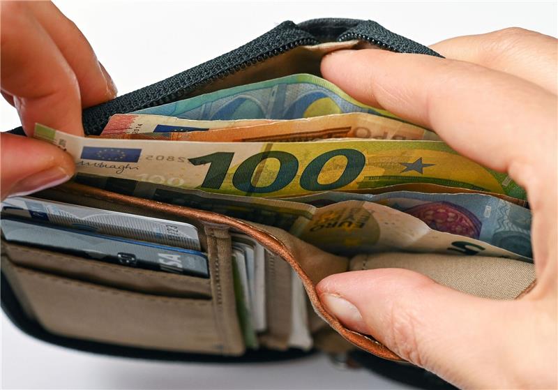 Bremer Landesmindestlohn steigt auf 12,29 Euro Geldscheine stecken in einer Geldbörse.